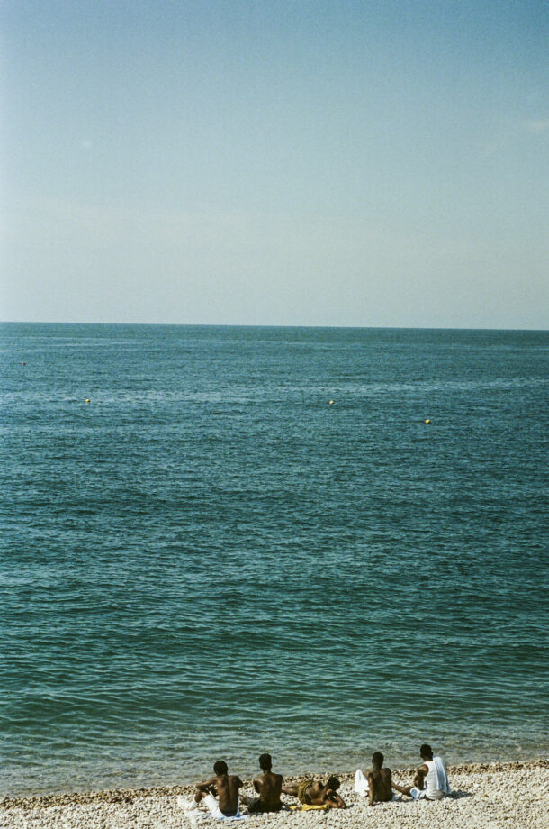 Behind, the sea. - Élodie Daguin